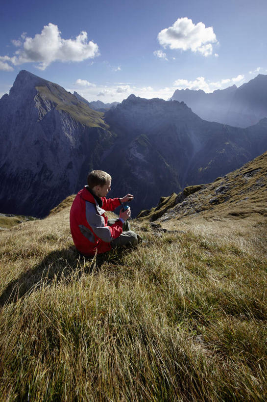 西方人,一个人,坐,竖图,室外,白天,侧面,草地,石头,山,山脉,植物,欧洲,欧洲人,仅一个男性,仅一个人,阴影,服装,光线,石子,影子,山峰,云,云朵,山峦,云彩,注视,休闲装,草,仅一个年轻男性,衣服,蓝色,绿色,白云,蓝天,天空,阳光,群山,天,观察,看,休闲,休闲服,搭,服饰,晴朗,观看,察看,搭着,关注,男人,男性,年轻男性,白种人,石块,岩石,晴空,坐着,彩图,全身