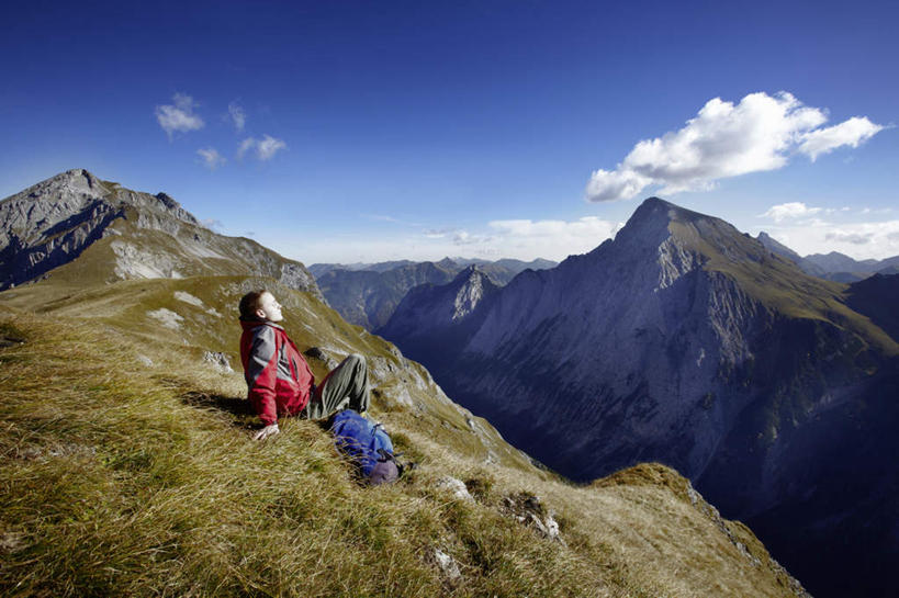 西方人,一个人,坐,横图,室外,白天,侧面,草地,石头,山,山脉,植物,欧洲,欧洲人,仅一个男性,仅一个人,撑,阴影,服装,光线,包,石子,影子,山峰,云,云朵,山峦,云彩,旅行包,注视,休闲装,草,仅一个年轻男性,一个,衣服,蓝色,绿色,白云,蓝天,天空,阳光,背包,群山,天,观察,看,休闲,休闲服,服饰,晴朗,单个,观看,察看,撑着,关注,旅游包,男人,男性,年轻男性,白种人,石块,岩石,晴空,抬头,仰头,坐着,彩图,全身,双肩包