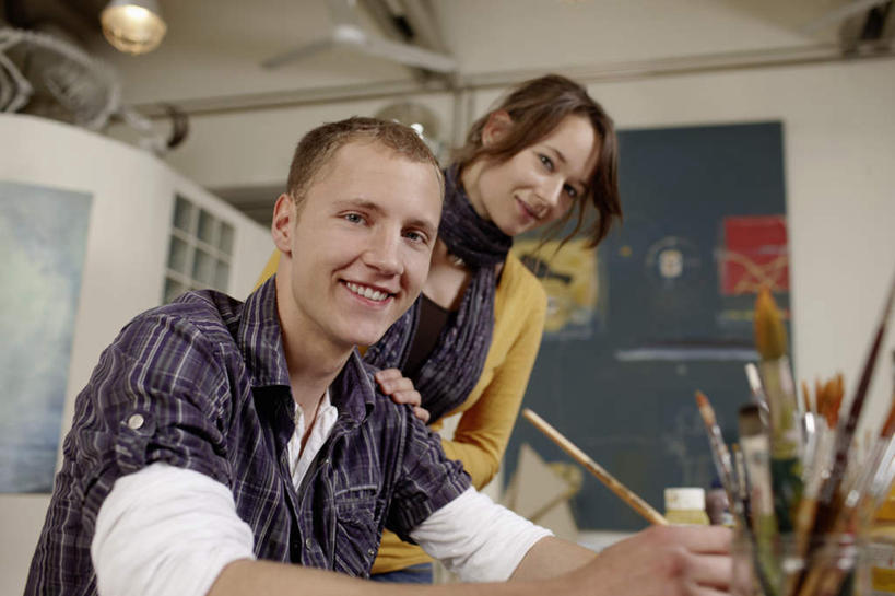 西方人,两个人,站,坐,笑,微笑,露齿笑,横图,室内,白天,仰视,爱情,天花板,桌面,桌子,杯子,照明,欧洲,欧洲人,一条,握,服装,装饰,木制,笔,墙,灯光,办公用品,浪漫,拿,拿着,扭头,注视,休闲装,顶灯,墙壁,墙面,玻璃制品,灯,文具,衣服,画笔,木制品,水杯,围巾,学习用品,黑板,灯具,低头,观察,看,站着,转头,休闲,温暖,温馨,休闲服,恩爱,教学,握着,恋人,服饰,围脖,观看,保暖,华丽,文具用品,照亮,点缀,和睦,察看,御寒,照明设备,关注,衬托,美观,雅致,雅观,垂头,耐磨,教学黑板,男人,男性,年轻男性,年轻女性,女人,女性,白种人,情侣,玻璃杯,站立,坐着,半身,彩图,低角度拍摄,伴侣,融洽