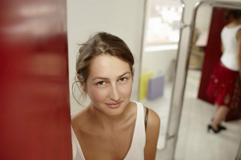 西方人,脸,头,脸颊,一个人,商店,站,笑,微笑,横图,俯视,室内,特写,白天,购物,消费,镜子,门,超市,欧洲,欧洲人,仅一个年轻女性,仅一个女性,仅一个人,服装,朦胧,模糊,反射,墙,注视,休闲装,肩膀,墙壁,墙面,衣服,穿衣镜,门框,观察,看,站着,休闲,休闲服,金融,更衣间,试衣间,百货,服饰,观看,镜像,察看,镜面,服装店,关注,更衣室,选购,贸易,百货公司,服饰店,光学,血拼,年轻女性,女人,女性,白种人,头部,脸部,脸蛋,面部,站立,半身,彩图,高角度拍摄,购物商场,购物中心,商业中心