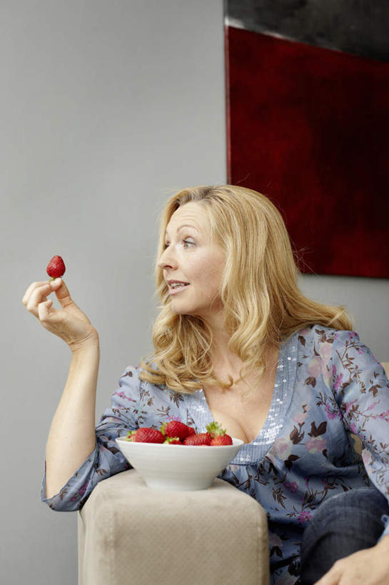 西方人,一个人,客厅,坐,笑,微笑,露齿笑,竖图,室内,白天,正面,靠垫,沙发,草莓,浆果,水果,欧洲,欧洲人,仅一个女性,仅一个人,一堆,许多,握,堆叠,堆积,服装,新鲜,陶瓷,墙,生食,食品,果实,靠枕,陶瓷制品,很多,拿,拿着,扭头,注视,休闲装,墙壁,墙面,食物,一个,衣服,红色,容器,垫子,碗,枕头,观察,看,转头,仅一个中年女性,休闲,休闲服,搭,握着,服饰,有机食品,绿色食品,单个,观看,储藏,堆,察看,起居室,储存,搭着,关注,布艺沙发,客堂,女人,女性,中年女性,白种人,洋莓,水果皇后,红莓,地莓,坐着,半身,彩图,贮存