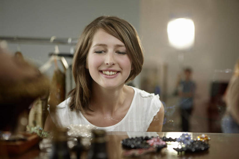 西方人,一个人,商店,站,笑,微笑,露齿笑,横图,室内,白天,正面,照明,欧洲,欧洲人,仅一个年轻女性,仅一个女性,仅一个人,服装,朦胧,模糊,头饰,墙,灯光,注视,休闲装,商铺,吊灯,墙壁,墙面,灯,衣服,白色,发夹,发饰,夹子,柜台,灯具,观察,看,站着,休闲,休闲服,展示,服饰,观看,出售,照亮,察看,照明设备,关注,展示柜,市肆,商号,年轻女性,女人,女性,白种人,站立,半身,彩图,店铺