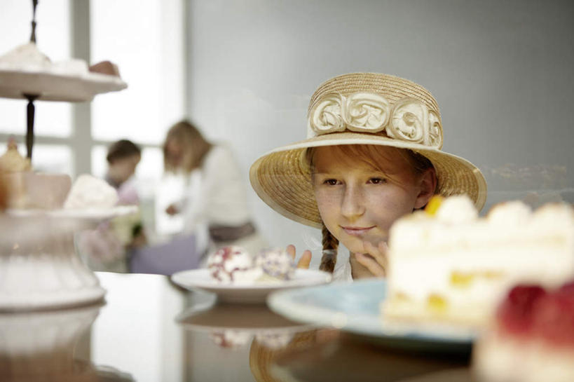 点心,西方人,儿童,脸,头,脸颊,手,一个人,商店,站,笑,微笑,横图,室内,特写,白天,正面,下午茶,纯洁,餐具,帽子,欧洲,欧洲人,仅一个女性,仅一个人,服装,朦胧,模糊,碟子,盘,食品,注视,休闲装,商铺,食物,糕点,小孩,衣服,盘子,遮阳帽,柜台,碟,观察,看,站着,仅一个小孩,休闲,手部,休闲服,展示,可爱,童年,童趣,服饰,观看,出售,单手,察看,关注,童真,烂漫,无邪,一顶,展示柜,市肆,商号,面包店,天真,女孩,女人,女性,白种人,孩子,头部,脸部,脸蛋,面部,站立,半身,彩图,店铺,蛋糕,女生