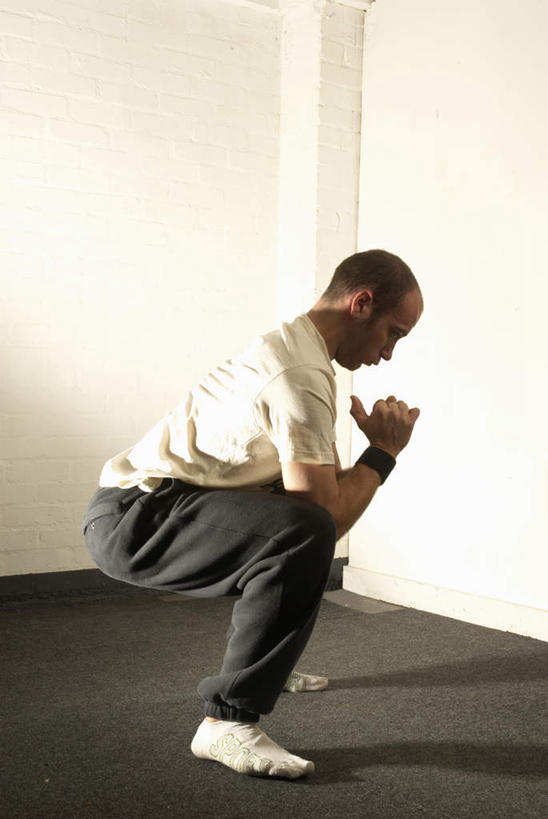 西方人,一个人,健身房,蹲,竖图,室内,白天,侧面,运动服,欧洲,欧洲人,仅一个男性,仅一个人,服装,墙,注视,墙壁,墙面,仅一个年轻男性,衣服,观察,看,服饰,观看,察看,衣着,穿着,关注,衣饰,男人,男性,年轻男性,白种人,蹲着,彩图,全身,健身馆,运动装