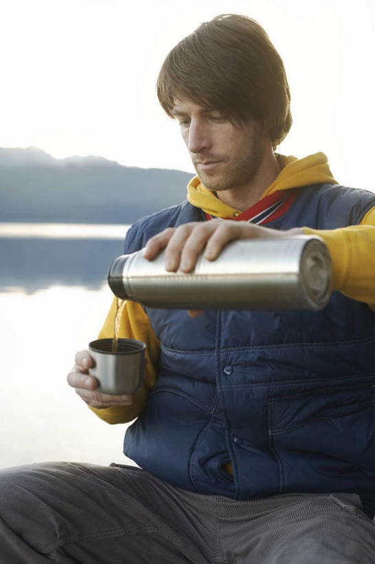 咖啡,西方人,一个人,蹲,竖图,室外,白天,正面,幸福,湖,湖泊,石头,山,山脉,水,杯子,金属制品,欧洲,欧洲人,仅一个男性,仅一个人,仅一个中年男性,握,阴影,服装,光线,金属,瓷器,石子,影子,湖面,山峰,水流,水面,咖啡杯,陶瓷制品,山峦,拿,拿着,注视,休闲装,娱乐,饮料,一个,衣服,阳光,瓶子,湖水,群山,观察,看,享受,休闲,温馨,休闲服,放松,乐趣,搭,握着,服饰,单个,观看,察看,提神,舒适,搭着,关注,下降,瓷杯,醒脑,降落,软饮料,降低,下跌,下落,男人,男性,中年男性,白种人,石块,岩石,蹲着,半身,彩图