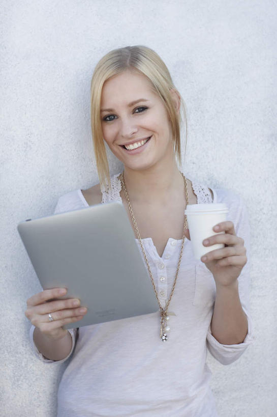 西方人,一个人,站,笑,微笑,露齿笑,竖图,室外,白天,正面,电脑,笔记本电脑,杯子,项链,欧洲,欧洲人,仅一个年轻女性,仅一个女性,仅一个人,一条,握,服装,网络,墙,拿,拿着,注视,休闲装,通讯设备,墙壁,墙面,装饰品,一个,衣服,饰品,首饰,纸制品,观察,看,站着,休闲,休闲服,握着,服饰,单个,观看,纸杯,一台,察看,无线,关注,一次性杯子,通信设备,无线网络,无线上网,便携式电脑,平板电脑,手提电脑,年轻女性,女人,女性,白种人,站立,半身,彩图