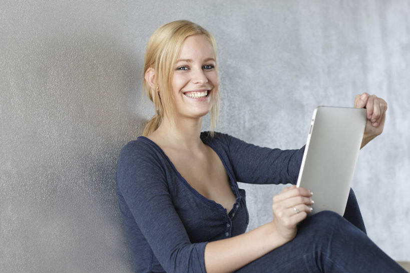 西方人,一个人,坐,笑,微笑,露齿笑,横图,室外,白天,正面,电脑,笔记本电脑,欧洲,欧洲人,仅一个年轻女性,仅一个女性,仅一个人,握,服装,朦胧,模糊,网络,墙,拿,拿着,扭头,注视,休闲装,通讯设备,墙壁,墙面,衣服,黑色,观察,看,靠,靠着,转头,休闲,休闲服,搭,握着,服饰,观看,一台,察看,无线,搭着,关注,通信设备,无线网络,无线上网,便携式电脑,平板电脑,手提电脑,年轻女性,女人,女性,白种人,坐着,半身,彩图