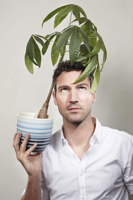 西方人,脸,头,脸颊,手,头发,一个人,站,笑,微笑,竖图,室内,特写,白天,正面,植物,欧洲,欧洲人,仅一个男性,仅一个人,仅一个中年男性,握,灰色背景,服装,盆栽,棕色,盆景,拿,拿着,注视,休闲装,肩膀,一个,衣服,绿色,自然,观察,看,站着,休闲,手部,休闲服,握着,摄影,服饰,影棚,生长,单个,成长,观看,单手,察看,关注,男人,男性,中年男性,白种人,头部,直发,脸部,脸蛋,面部,站立,半身,彩图,影棚拍摄,拍摄,短发