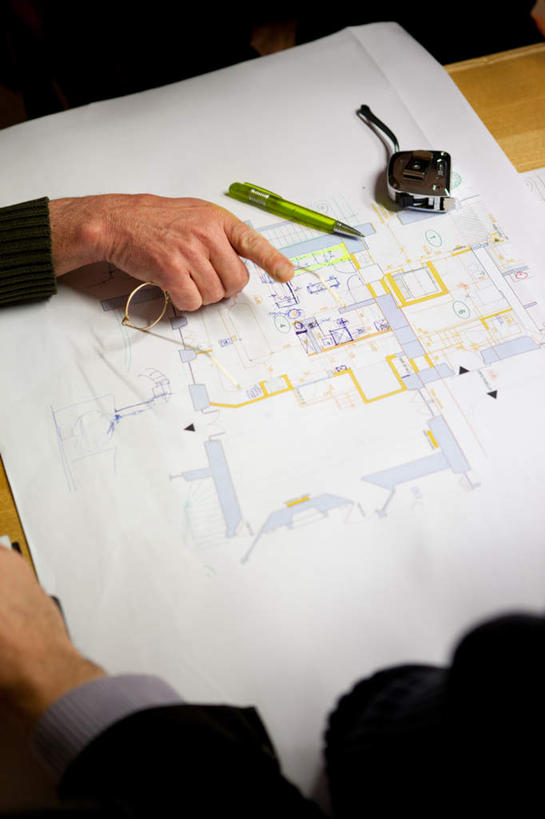 西方人,手,两个人,伙伴,朋友,工程师,建筑工人,建筑师,坐,竖图,俯视,室内,特写,白天,友谊,合作,团队,桌面,桌子,欧洲,欧洲人,双手,握,服装,木制,笔,材料,档案,图纸,文件,办公用品,设计图,拿,拿着,休闲装,文具,衣服,木制品,铅笔,学习用品,资料,休闲,手部,休闲服,战略,握着,服饰,文具用品,文档,工程图,草图,蓝图,联合,合谋,配合,协作,男人,男性,中年男性,白种人,设计,技师,建筑工,建筑设计师,坐着,半身,彩图,高角度拍摄