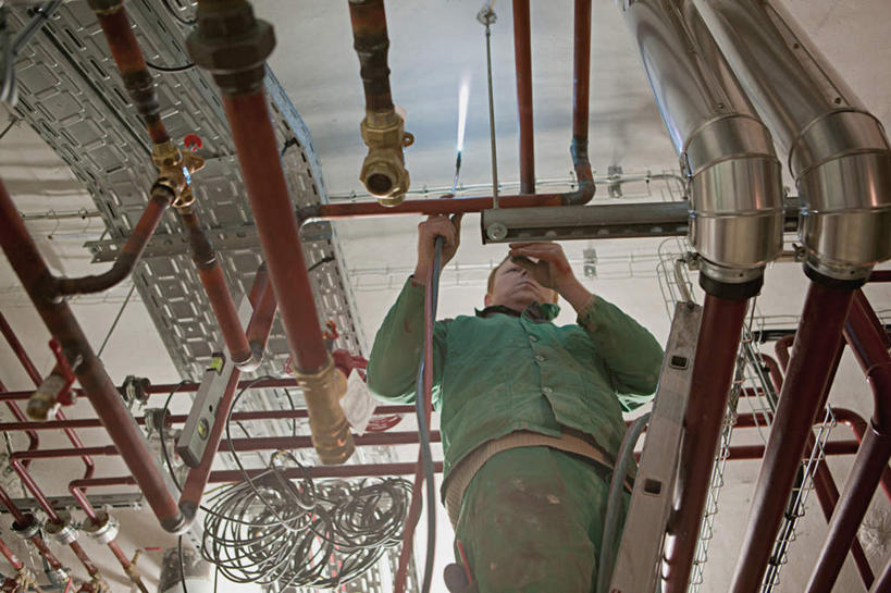 西方人,一个人,建筑工人,站,横图,室内,白天,仰视,工作服,制服,欧洲,欧洲人,仅一个男性,仅一个人,仅一个中年男性,连接,握,组合,电力,电线,线,支架,墙,电能,拿,线路,拿着,注视,架子,脚手架,墙壁,墙面,施工,工人,建筑工地,观察,看,站着,握着,观看,电,支撑,电焊,电源,电源线,焊接,固定,察看,紧固,关注,拼接,拼凑,能量,焊枪,拼合,凑集,聚合,撮合,牢固,地盘,建筑地盘,施工地盘,电弧焊,工作制服,男人,男性,中年男性,白种人,建筑工,站立,半身,彩图,低角度拍摄,工作套服,工地,稳固