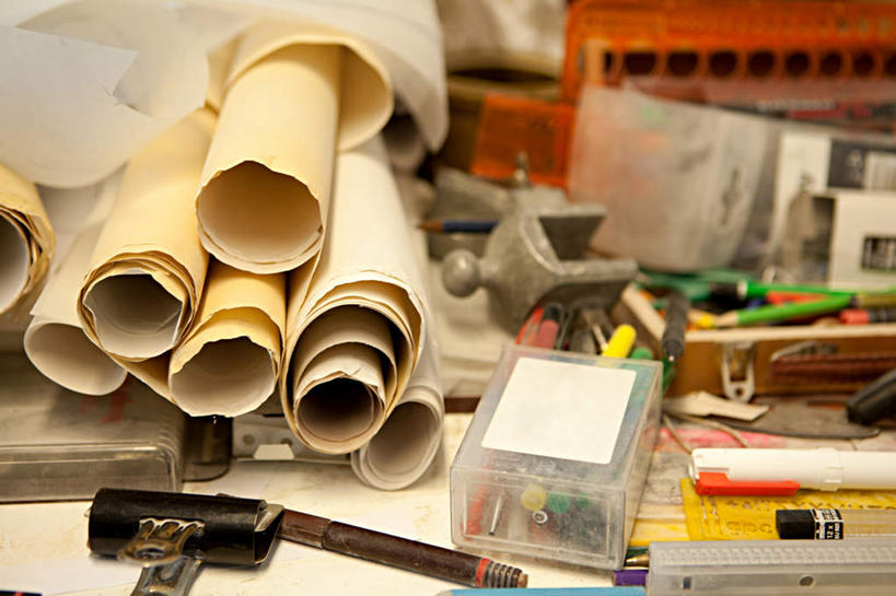 无人,横图,室内,特写,白天,正面,桌面,桌子,一堆,许多,堆叠,堆积,木制,笔,纸,塑料,墙,办公用品,很多,墙壁,墙面,盒子,文具,木制品,铅笔,容器,塑料制品,学习用品,储藏,堆,文具用品,储存,彩图,贮存