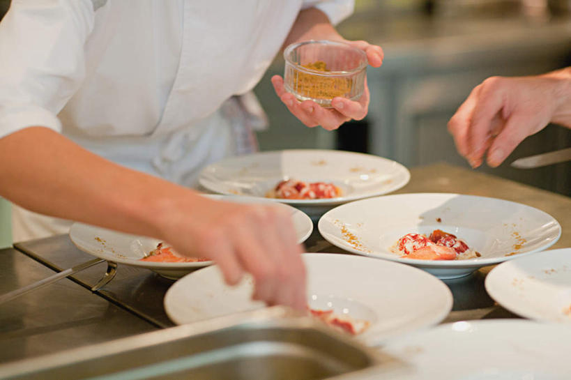 西方人,手,两个人,伙伴,朋友,厨师,站,横图,室内,特写,白天,正面,工作服,制服,友谊,合作,团队,厨房,桌面,桌子,杯子,餐具,欧洲,欧洲人,许多,弯腰,握,朦胧,模糊,碟子,盘,很多,拿,拿着,玻璃制品,一个,白色,盘子,水杯,碟,站着,手部,战略,握着,单个,弯身,联合,合谋,工作制服,配合,协作,男人,男性,中年男性,白种人,厨师长,厨子,大厨,主厨,玻璃杯,站立,半身,彩图,工作套服,灶间,厨房料理台,料理台