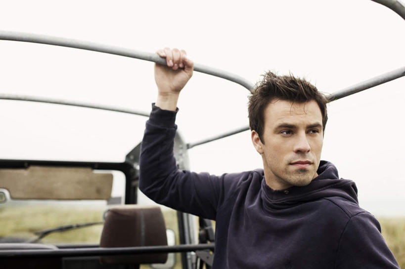 西方人,脸,头,脸颊,手,头发,一个人,栏杆,站,举,横图,室外,特写,白天,正面,草地,植物,卡车,汽车,欧洲,欧洲人,仅一个男性,仅一个人,一辆,握,阴影,服装,朦胧,模糊,光线,影子,围栏,棕色,拿,拿着,扭头,注视,休闲装,护栏,肩膀,车,草,仅一个年轻男性,衣服,绿色,阳光,交通工具,观察,看,托,站着,转头,休闲,手部,休闲服,握着,服饰,观看,单手,察看,关注,载具,男人,男性,年轻男性,白种人,头部,直发,脸部,脸蛋,面部,举起,举手,举着,向上举,向上伸,向上托,站立,半身,彩图,短发