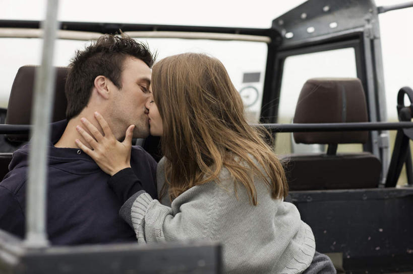 西方人,两个人,栏杆,坐,闭眼,摸,吻,横图,室外,白天,正面,爱情,草地,植物,窗户,卡车,汽车,椅子,欧洲,欧洲人,抚摸,服装,朦胧,模糊,围栏,浪漫,扭头,休闲装,护栏,玻璃窗,车,草,衣服,绿色,车窗,交通工具,转头,休闲,温暖,温馨,休闲服,恩爱,恋人,服饰,和睦,载具,男人,男性,年轻男性,年轻女性,女人,女性,白种人,情侣,闭眼睛,闭着眼,闭着眼睛,触摸,接触,接吻,亲,亲吻,亲嘴,坐着,半身,彩图,伴侣,融洽