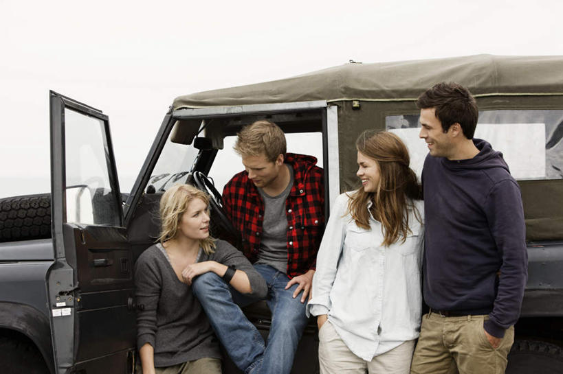 西方人,四个人,伙伴,朋友,站,坐,笑,微笑,横图,室外,白天,正面,爱情,友谊,窗户,门,卡车,汽车,欧洲,欧洲人,阴影,服装,光线,影子,浪漫,扭头,注视,休闲装,玻璃窗,车,衣服,阳光,车窗,门框,交通工具,观察,看,靠,靠着,站着,转头,休闲,温暖,温馨,休闲服,恩爱,搭,恋人,服饰,观看,和睦,察看,搭着,关注,载具,手插袋,单手插袋,单手抄兜,单手放兜,友情,男人,男性,年轻男性,年轻女性,女人,女性,白种人,情侣,插兜,手插兜,手放口袋,站立,坐着,半身,彩图,伴侣,融洽,手抄兜