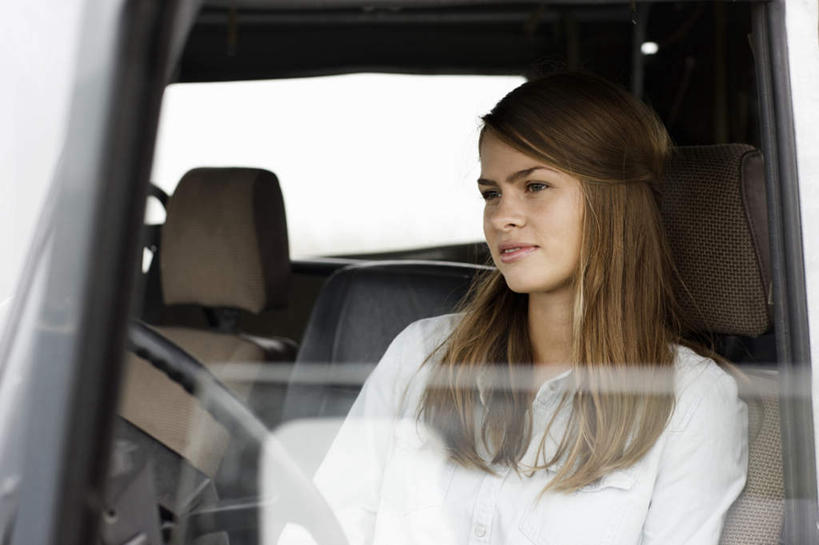 西方人,脸,头,脸颊,头发,一个人,坐,笑,微笑,横图,室外,特写,白天,正面,机器,仪器,窗户,门,卡车,汽车,椅子,欧洲,欧洲人,仅一个年轻女性,仅一个女性,仅一个人,阴影,服装,朦胧,模糊,光线,影子,棕色,注视,休闲装,设备,肩膀,玻璃窗,车,一个,衣服,阳光,车窗,方向盘,门框,交通工具,观察,驾驶,看,行驶,休闲,休闲服,服饰,单个,观看,控制,察看,关注,载具,年轻女性,女人,女性,白种人,头部,长发,直发,脸部,脸蛋,面部,坐着,半身,彩图