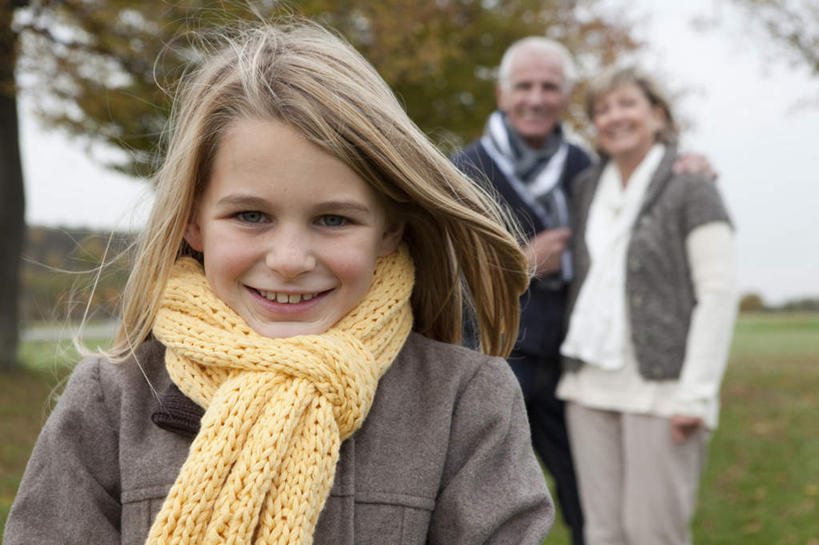 西方人,儿童,老年人,三个人,家庭,夫妻,祖母,祖父,站,笑,微笑,露齿笑,横图,室外,白天,正面,毛衣,爱情,纯洁,草地,草坪,植物,欧洲,欧洲人,朦胧,模糊,装饰,浪漫,注视,草,树,树木,小孩,蓝色,绿色,蓝天,天空,自然,围巾,天,观察,看,站着,温暖,温馨,一家人,恩爱,可爱,童年,童趣,恋人,生长,晴朗,奶奶,爷爷,成长,围脖,观看,祖孙,保暖,华丽,点缀,和睦,察看,御寒,关注,线衫,童真,烂漫,无邪,外婆,外孙女,外祖母,外公,外祖父,万里无云,衬托,美观,雅致,雅观,天真,老年男性,老年女性,男人,男性,女孩,女人,女性,白种人,孩子,夫妇,情侣,孙女,晴空,晴空万里,站立,半身,彩图,绒衣,套衫,套头毛衣,线衣,伴侣,融洽,女生