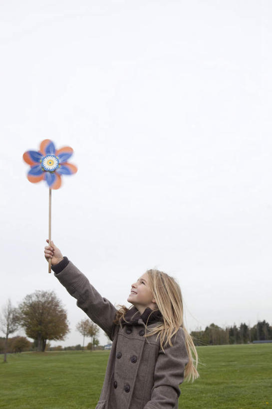 西方人,儿童,一个人,站,举,竖图,室外,白天,正面,快乐,自由,幸福,纯洁,草地,草坪,植物,风车,玩具,欧洲,欧洲人,仅一个女性,仅一个人,握,服装,拿,拿着,注视,休闲装,娱乐,草,树,树木,小孩,衣服,蓝色,绿色,蓝天,天空,自然,天,观察,看,托,站着,仅一个小孩,休闲,喜庆,休闲服,活力,可爱,童年,童趣,握着,服饰,生长,晴朗,成长,观看,希望,吉祥,察看,象征,关注,和平,梦想,童真,烂漫,无邪,忠诚,万里无云,进取,灵动,勇敢,勤奋,天真,团结,幸运,女孩,女人,女性,白种人,孩子,晴空,晴空万里,举起,举手,举着,向上举,向上伸,向上托,站立,半身,彩图,女生