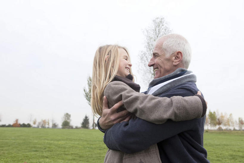 西方人,儿童,老年人,两个人,家庭,祖父,抱,笑,微笑,露齿笑,横图,室外,白天,侧面,纯洁,草地,草坪,植物,欧洲,欧洲人,服装,装饰,注视,休闲装,草,树,树木,小孩,衣服,蓝色,绿色,蓝天,天空,自然,围巾,天,观察,看,休闲,温暖,温馨,一家人,休闲服,可爱,童年,童趣,服饰,生长,晴朗,爷爷,成长,围脖,抱着,观看,祖孙,保暖,华丽,点缀,和睦,察看,搂着,御寒,关注,童真,烂漫,无邪,外孙女,外公,外祖父,万里无云,衬托,美观,雅致,雅观,天真,老年男性,男人,男性,女孩,白种人,孩子,孙女,晴空,晴空万里,怀抱,搂,搂抱,相抱,拥抱,半身,彩图,融洽,女生