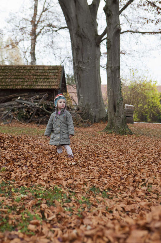 西方人,儿童,一个人,家,站,竖图,室外,白天,正面,纯洁,植物,叶子,欧洲,欧洲人,仅一个女性,仅一个人,服装,房屋,屋子,枯叶,落叶,注视,休闲装,楼房,住宅,树,树木,小孩,衣服,绿色,自然,观察,看,站着,仅一个小孩,休闲,休闲服,可爱,童年,童趣,服饰,生长,成长,观看,察看,关注,童真,烂漫,无邪,天真,女孩,女人,女性,白种人,孩子,叶,叶片,站立,彩图,全身,房子,女生