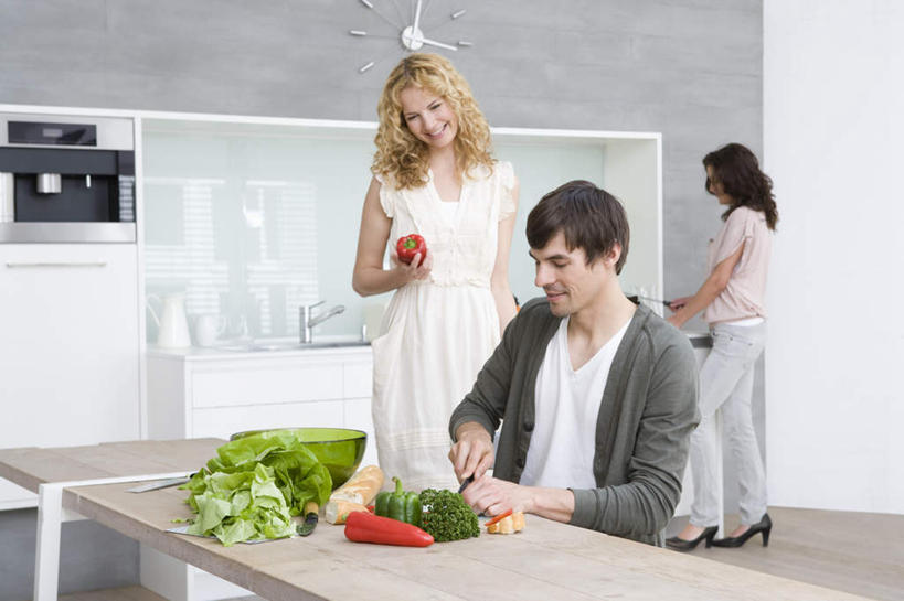 西方人,三个人,伙伴,朋友,站,坐,笑,微笑,横图,室内,白天,正面,友谊,厨房,柜子,桌面,桌子,辣椒,蔬菜,金属制品,欧洲,欧洲人,握,服装,新鲜,时间,金属,工具,时钟,莴苣,莴笋,食品,刀具,拿,计时,拿着,注视,休闲装,食物,衣服,橱柜,挂钟,钟表,刀,观察,看,站着,休闲,休闲服,表,握着,服饰,有机食品,绿色食品,观看,察看,关注,菜刀,彩椒,辣角,红海椒,大椒,辣虎,广椒,香笋,千金菜,切菜刀,友情,男人,男性,年轻女性,女人,女性,中年男性,白种人,钟,甜椒,柿子椒,辣子,海椒,番椒,灯笼椒,站立,坐着,半身,彩图,灶间,厨房料理台,料理台