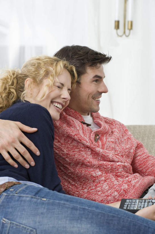 西方人,两个人,家庭,夫妻,客厅,坐,抱,笑,微笑,露齿笑,竖图,室内,白天,正面,爱情,沙发,欧洲,欧洲人,服装,浪漫,注视,休闲装,衣服,观察,看,休闲,温暖,温馨,一家人,休闲服,恩爱,恋人,服饰,抱着,观看,和睦,察看,起居室,搂着,关注,布艺沙发,客堂,男人,男性,年轻女性,女人,女性,中年男性,白种人,年轻人,夫妇,情侣,搂,搂抱,坐着,半身,彩图,伴侣,融洽