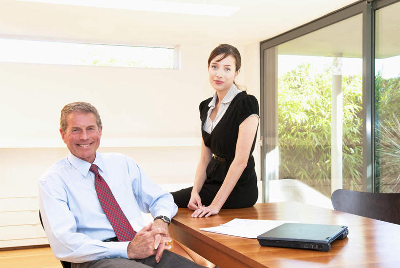 西方人,两个人,伙伴,朋友,商务人士,商务男性,商务女性,坐,笑,微笑,露齿笑,横图,室内,白天,正面,衬衫,友谊,合作,团队,电脑,笔记本电脑,窗户,落地窗,桌子,椅子,照明,欧洲,欧洲人,阴影,套装,光线,网络,材料,档案,文件,影子,纸,办公桌,灯光,领带,注视,通讯设备,顶灯,玻璃窗,灯,手稿,资料,灯具,观察,看,战略,观看,证明,照亮,察看,无线,象征,庄重,照明设备,关注,文档,通信设备,商务装,身份,无线网络,无线上网,便携式电脑,工薪阶层,联合,合谋,正式,地位,配合,协作,手提电脑,老年男性,男人,男性,年轻女性,女人,女性,白种人,白领,上班族,坐着,半身,彩图,衬衣