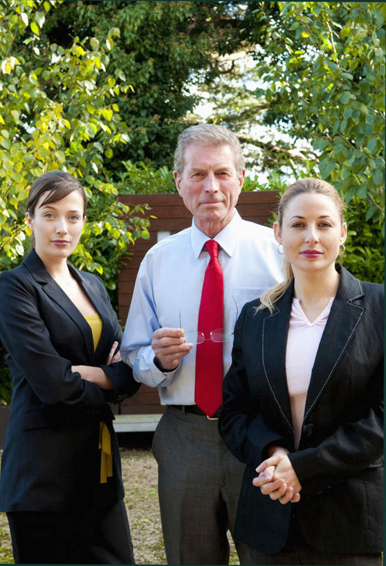 西方人,三个人,伙伴,朋友,商务人士,商务男性,商务女性,站,双手交叉,竖图,室外,白天,正面,衬衫,友谊,合作,团队,植物,欧洲,欧洲人,套装,领带,注视,树,树木,绿色,自然,观察,看,站着,战略,生长,成长,观看,察看,双手抱胸,象征,庄重,关注,商务装,身份,工薪阶层,联合,合谋,正式,地位,配合,协作,老年男性,男人,男性,年轻女性,女人,女性,中年女性,白种人,白领,上班族,站立,半身,彩图,衬衣