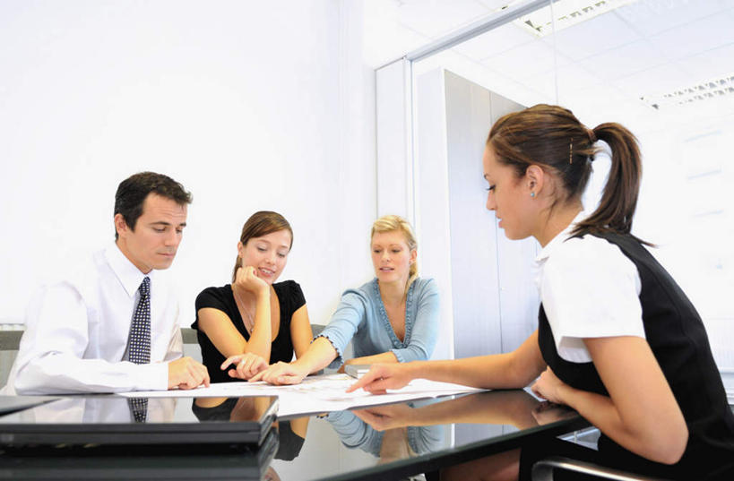 西方人,四个人,伙伴,朋友,商务人士,商务男性,商务女性,坐,横图,室内,白天,正面,衬衫,友谊,合作,团队,电脑,笔记本电脑,门,桌子,欧洲,欧洲人,撑,指,套装,网络,材料,档案,文件,纸,办公桌,墙,领带,托腮,注视,方向,通讯设备,墙壁,墙面,手稿,资料,门框,观察,看,手势,托,战略,观看,证明,察看,无线,指向,象征,庄重,食指,关注,托下巴,文档,通信设备,商务装,身份,无线网络,无线上网,便携式电脑,工薪阶层,联合,合谋,正式,地位,配合,协作,手提电脑,男人,男性,年轻女性,女人,女性,中年男性,白种人,白领,上班族,坐着,半身,彩图,衬衣