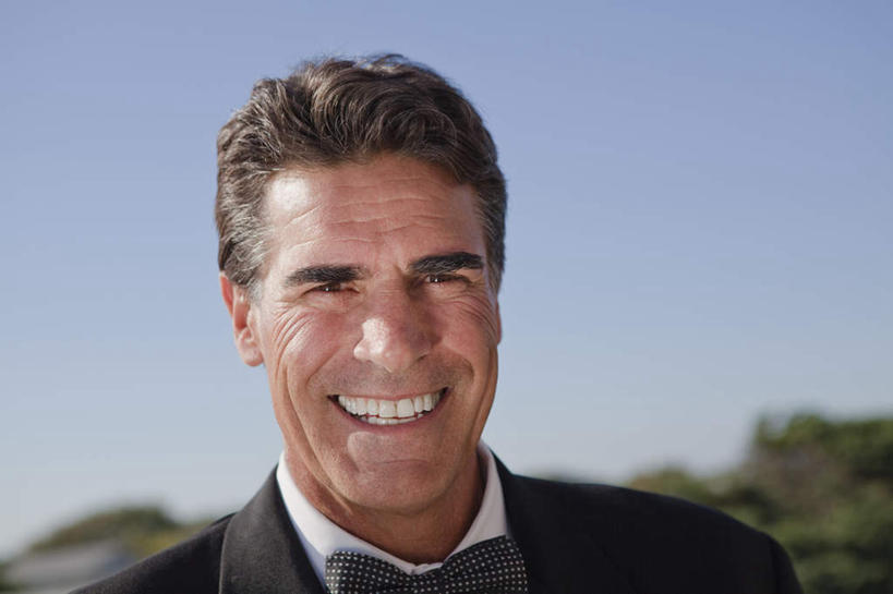 西方人,脸,头,脸颊,一个人,笑,微笑,露齿笑,横图,室外,特写,白天,正面,西装,欧洲,欧洲人,仅一个男性,仅一个人,仅一个中年男性,套装,正装,朦胧,模糊,领结,注视,职业装,肩膀,蓝色,蓝天,天空,天,观察,看,晴朗,观看,察看,象征,庄重,关注,身份,万里无云,正式,地位,男人,男性,中年男性,白种人,头部,脸部,脸蛋,面部,晴空,晴空万里,半身,彩图