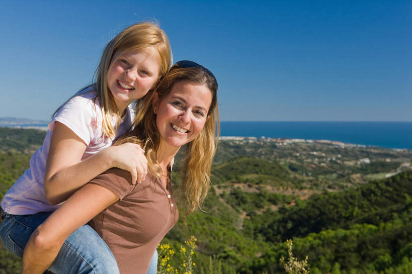 西方人,儿童,中年人,背,两个人,家庭,母亲,女儿,站,笑,微笑,露齿笑,横图,室外,白天,侧面,纯洁,草地,草坪,海浪,海洋,植物,欧洲,欧洲人,阴影,服装,光线,影子,浪花,扭头,注视,休闲装,草,树,树木,小孩,衣服,蓝色,绿色,蓝天,天空,阳光,自然,海水,天,背着,观察,看,站着,转头,休闲,温暖,温馨,母女,一家人,休闲服,可爱,母爱,童年,童趣,服饰,生长,晴朗,成长,观看,和睦,察看,关注,海景,童真,烂漫,无邪,万里无云,背负,天真,女孩,女人,女性,中年女性,白种人,孩子,大海,风浪,海,海水的波动,近岸浪,涌浪,晴空,晴空万里,站立,半身,彩图,融洽,女生