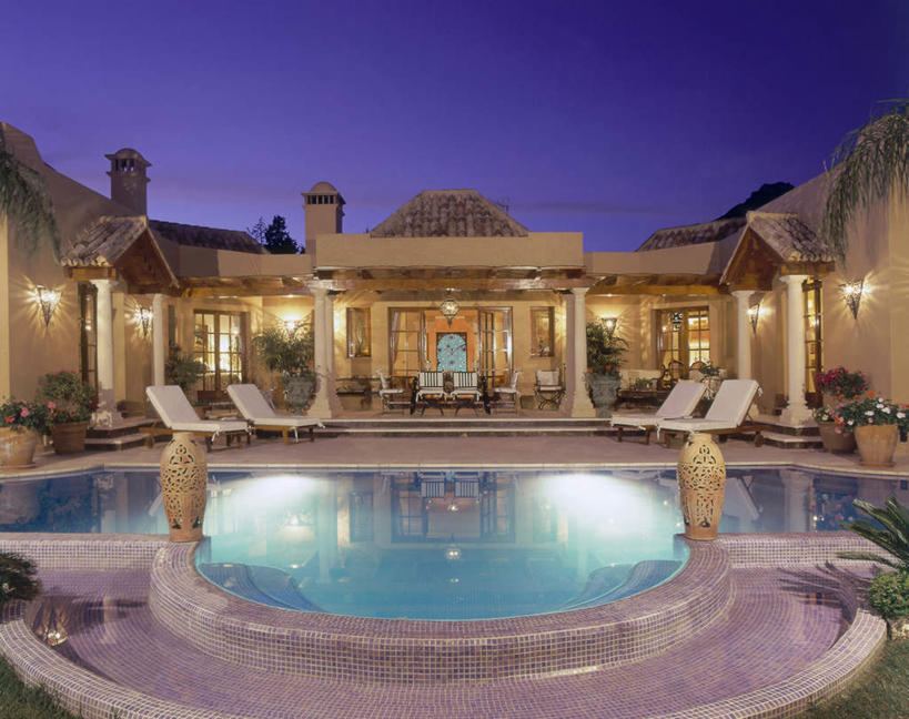 无人,游泳池,家,横图,室外,夜晚,正面,度假,美景,水,城市风光,城市,西班牙,欧洲,阴影,光线,影子,房屋,屋子,景观,水池,水面,灯光,娱乐,泳池,楼房,安达卢西亚,住宅,享受,休闲,景色,放松,南欧,安达鲁西亚,马拉加省,马拉加,西班牙王国,安达卢西亚自治区,马贝拉,马尔贝拉,彩图,房子