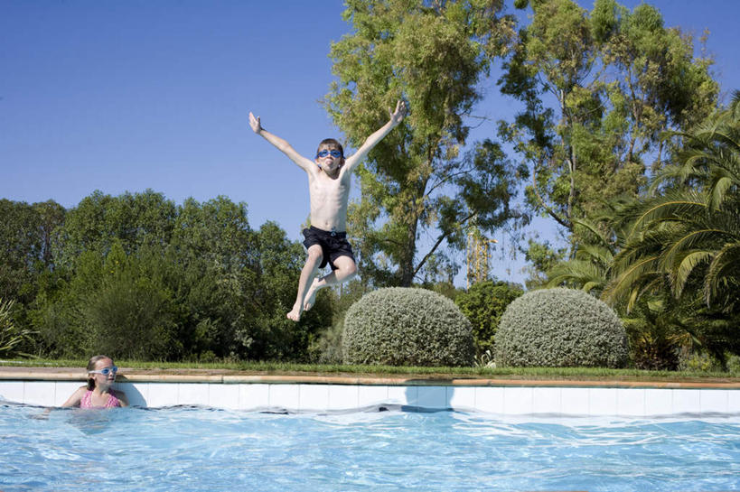 西方人,儿童,两个人,家庭,游泳池,跳,举,伸展双臂,横图,室外,白天,正面,泳装,比基尼,纯洁,水,植物,欧洲,欧洲人,阴影,波纹,泳裤,光线,影子,水池,水面,注视,泳池,裸露,树,树木,小孩,蓝色,绿色,蓝天,水纹,天空,阳光,自然,波浪,天,观察,看,托,温暖,温馨,一家人,可爱,童年,童趣,生长,晴朗,成长,观看,和睦,察看,关注,裸,童真,烂漫,无邪,万里无云,天真,男孩,男人,男性,女孩,女人,女性,白种人,晴空,晴空万里,敞开双臂,举起,举手,举着,伸开双臂,跳跃,向上举,向上伸,向上托,展开双肩,张开手臂,张开双臂,半身,彩图,三点式,泳衣,融洽,男生,女生