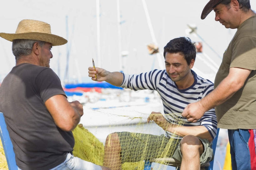 西方人,三个人,伙伴,朋友,渔夫,码头,站,坐,横图,室外,白天,正面,友谊,合作,团队,港口,船,帽子,椅子,欧洲,欧洲人,握,服装,草帽,游艇,拿,拿着,注视,休闲装,衣服,交通工具,观察,看,站着,休闲,休闲服,战略,握着,服饰,渔网,观看,渔具,察看,关注,抓捕,载具,捕捞,鱼网,拉网,捕捞工具,联合,合谋,配合,协作,老年男性,男人,男性,中年男性,白种人,捕鱼人,打鱼人,站立,坐着,半身,彩图,摆渡口,埠头,渡口,渡头,港湾,海港,货运码头,口岸,商港