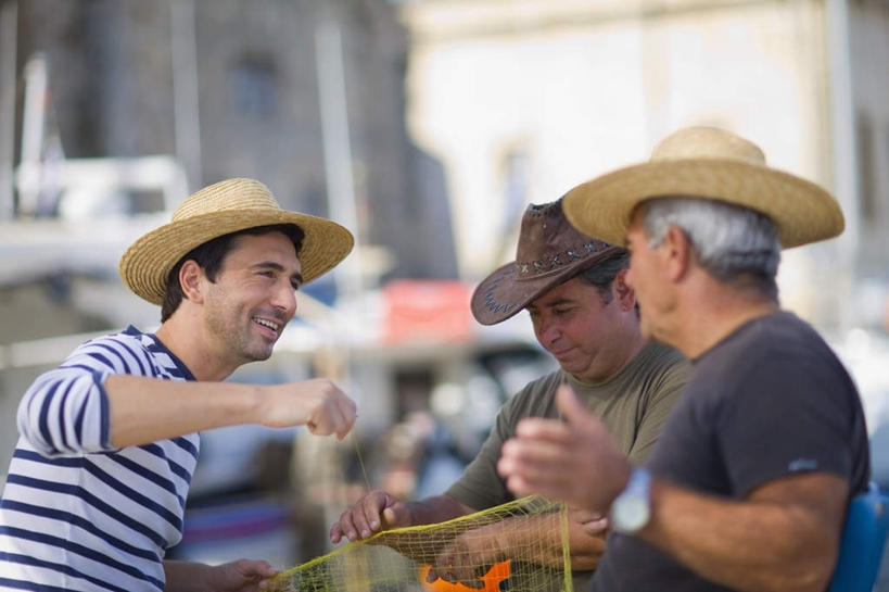西方人,三个人,伙伴,朋友,渔夫,家,码头,笑,微笑,露齿笑,横图,室外,白天,正面,友谊,合作,团队,港口,帽子,欧洲,欧洲人,握,服装,朦胧,模糊,时间,草帽,时钟,手表,房屋,屋子,拿,计时,拿着,注视,休闲装,楼房,住宅,衣服,钟表,观察,看,休闲,休闲服,表,战略,握着,服饰,渔网,观看,渔具,腕表,察看,关注,抓捕,捕捞,鱼网,拉网,捕捞工具,联合,合谋,配合,协作,老年男性,男人,男性,中年男性,白种人,捕鱼人,打鱼人,钟,半身,彩图,房子,摆渡口,埠头,渡口,渡头,港湾,海港,货运码头,口岸,商港