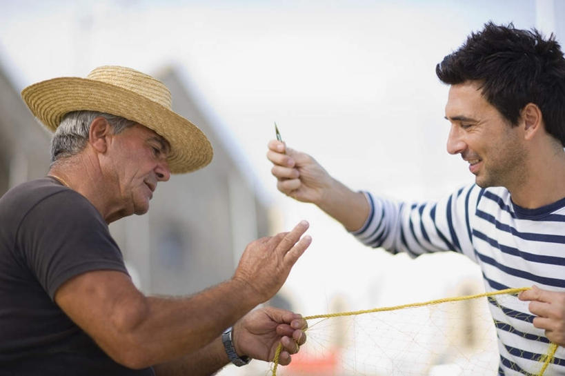 西方人,两个人,家庭,父亲,儿子,家,笑,微笑,露齿笑,横图,室外,白天,侧面,帽子,欧洲,欧洲人,握,服装,朦胧,模糊,草帽,房屋,屋子,拿,拿着,注视,休闲装,楼房,住宅,衣服,蓝色,蓝天,天空,天,观察,看,休闲,温暖,温馨,父子,一家人,休闲服,父爱,握着,服饰,渔网,晴朗,观看,渔具,和睦,察看,关注,抓捕,捕捞,鱼网,万里无云,拉网,捕捞工具,老年男性,男人,男性,中年男性,白种人,晴空,晴空万里,半身,彩图,房子,融洽