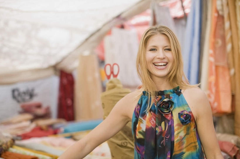 西方人,一个人,商店,站,笑,微笑,露齿笑,横图,室外,白天,正面,购物,消费,超市,欧洲,欧洲人,仅一个年轻女性,仅一个女性,仅一个人,花纹,服装,朦胧,模糊,布,图案,布纹,注视,休闲装,顾客,衣服,观察,看,站着,休闲,休闲服,金融,百货,服饰,观看,布匹,察看,服装店,关注,选购,贸易,百货公司,服饰店,血拼,主顾,年轻女性,女人,女性,白种人,站立,半身,彩图,购物商场,购物中心,商业中心