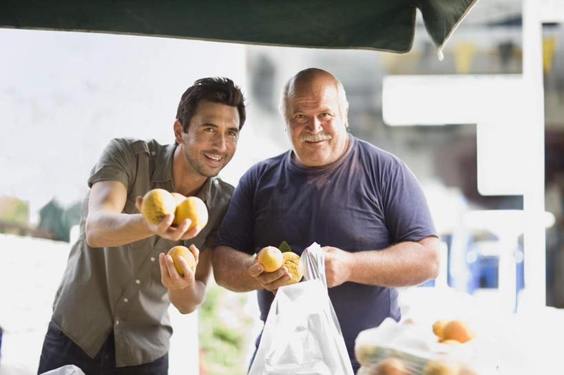 西方人,两个人,家庭,父亲,儿子,商店,站,笑,微笑,露齿笑,横图,室外,白天,正面,柑橘,袋子,水果,欧洲,欧洲人,握,服装,朦胧,模糊,新鲜,塑料,生食,食品,果实,拿,拿着,注视,休闲装,塑料袋,商铺,食物,衣服,容器,塑料制品,观察,看,站着,休闲,温暖,温馨,父子,一家人,休闲服,父爱,握着,服饰,有机食品,绿色食品,观看,储藏,垃圾袋,和睦,察看,储存,关注,市肆,商号,老年男性,男人,男性,中年男性,白种人,橘子,桔子,橙子,橙,站立,半身,彩图,店铺,融洽,贮存