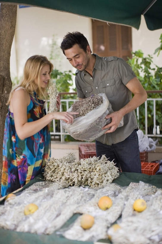 西方人,两个人,店员,商店,站,竖图,室外,白天,正面,植物,欧洲,欧洲人,握,服装,伞,雨伞,遮阳伞,塑料,草药,药草,拿,拿着,注视,休闲装,阳伞,商铺,中药,顾客,盒子,衣服,容器,塑料制品,观察,看,站着,营业员,休闲,休闲服,握着,服饰,观看,储藏,察看,太阳伞,储存,关注,药材,中草药,中药材,本草,市肆,商号,销售人员,主顾,男人,男性,年轻女性,女人,女性,中年男性,白种人,售货员,站立,半身,彩图,店铺,贮存