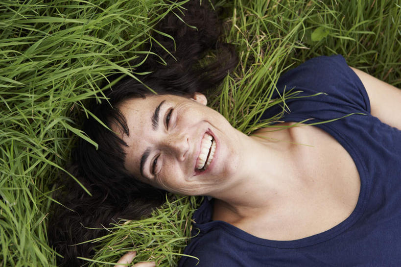 西方人,一个人,躺,笑,微笑,露齿笑,横图,俯视,室外,白天,草地,草坪,植物,欧洲,欧洲人,仅一个女性,仅一个人,服装,注视,休闲装,草,衣服,绿色,观察,看,仅一个中年女性,休闲,休闲服,服饰,观看,察看,关注,卧着,女人,女性,中年女性,白种人,躺着,卧,半身,彩图,高角度拍摄