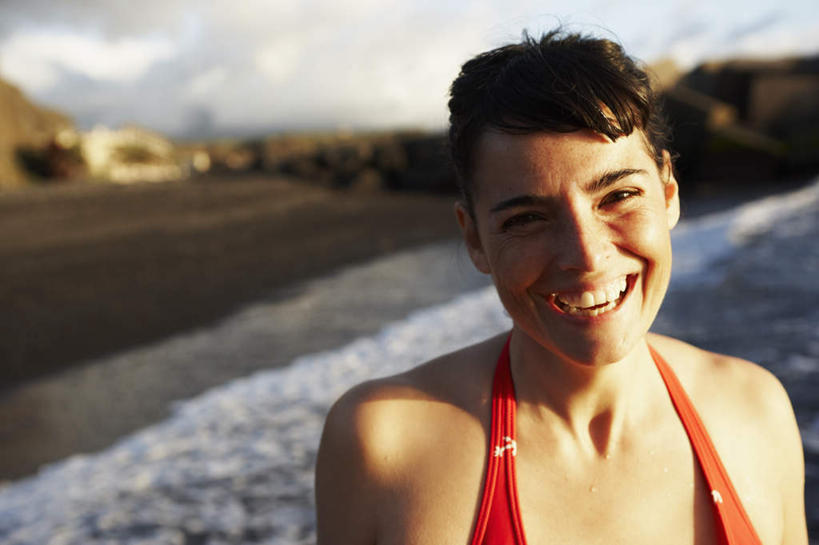 西方人,脸,头,脸颊,一个人,站,笑,微笑,露齿笑,横图,室外,白天,正面,泳装,比基尼,沙滩,欧洲,欧洲人,仅一个女性,仅一个人,阴影,朦胧,模糊,光线,沙子,影子,海岸,云,云朵,棕色,沙地,云彩,注视,肩膀,蓝色,白云,蓝天,天空,阳光,天,观察,看,站着,仅一个中年女性,晴朗,观看,察看,关注,女人,女性,中年女性,白种人,头部,直发,脸部,脸蛋,面部,海滩,晴空,站立,半身,彩图,三点式,泳衣,短发