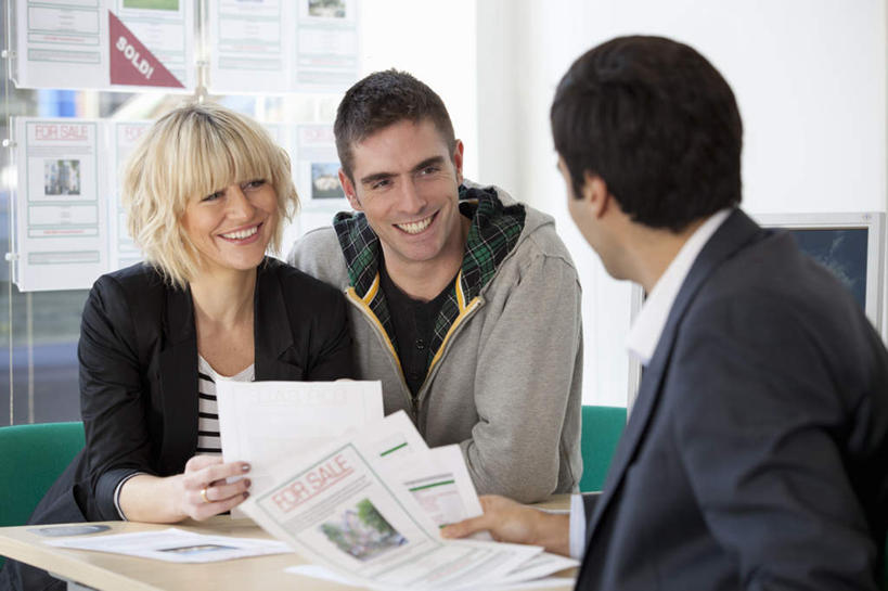 西方人,三个人,店员,办公室,坐,笑,说,微笑,露齿笑,横图,室内,白天,正面,爱情,讨论,电脑,显示器,鼠标,键盘,窗户,落地窗,桌子,椅子,欧洲,欧洲人,握,服装,网络,材料,档案,文件,纸,办公桌,墙,浪漫,拿,拿着,注视,休闲装,输入设备,通讯设备,玻璃窗,墙壁,墙面,衣服,手稿,资料,观察,看,营业员,休闲,温暖,温馨,休闲服,台式电脑,恩爱,握着,恋人,服饰,观看,证明,和睦,察看,关注,文档,通信设备,输出设备,销售人员,交流,男人,男性,年轻男性,女人,女性,中年女性,白种人,情侣,售货员,沟通,讲话,交谈,商讨,说话,谈话,坐着,半身,彩图,伴侣,融洽