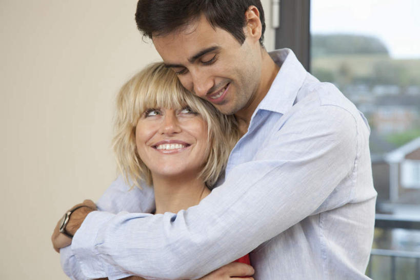 西方人,两个人,站,抱,笑,微笑,露齿笑,横图,室内,白天,侧面,爱情,窗户,欧洲,欧洲人,服装,墙,浪漫,注视,休闲装,玻璃窗,墙壁,墙面,衣服,看,站着,休闲,温暖,温馨,休闲服,恩爱,恋人,服饰,抱着,和睦,搂着,关注,男人,男性,年轻男性,女人,女性,中年女性,白种人,情侣,搂,搂抱,抬头,仰头,站立,半身,彩图,伴侣,融洽