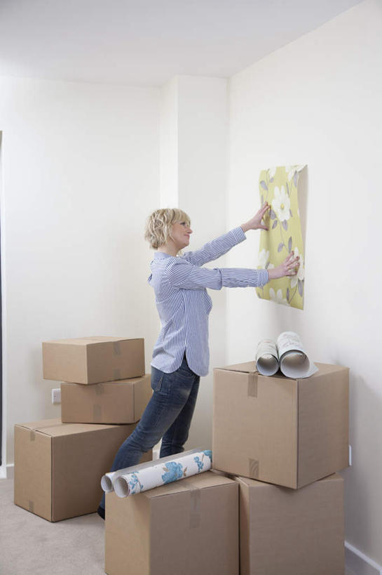 西方人,一个人,站,竖图,室内,白天,侧面,壁纸,欧洲,欧洲人,仅一个女性,仅一个人,一堆,许多,握,堆叠,堆积,服装,包装,纸箱,墙,很多,拿,拿着,注视,休闲装,墙壁,墙面,衣服,容器,箱子,观察,看,站着,仅一个中年女性,休闲,休闲服,握着,服饰,观看,堆,察看,关注,纸板箱,包装箱,女人,女性,中年女性,白种人,墙纸,站立,半身,彩图