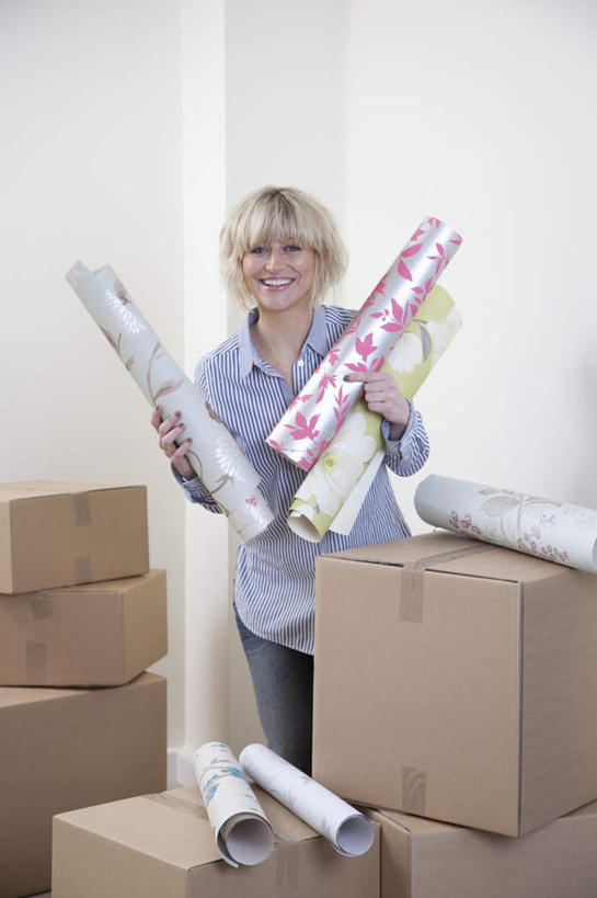 西方人,一个人,站,竖图,室内,白天,正面,壁纸,欧洲,欧洲人,仅一个女性,仅一个人,一堆,许多,握,堆叠,堆积,服装,包装,纸箱,墙,很多,拿,拿着,注视,休闲装,墙壁,墙面,衣服,容器,箱子,观察,看,站着,仅一个中年女性,休闲,休闲服,握着,服饰,观看,堆,察看,关注,纸板箱,包装箱,女人,女性,中年女性,白种人,墙纸,站立,半身,彩图