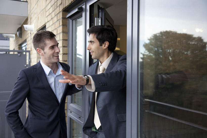 西方人,两个人,伙伴,朋友,商务人士,商务男性,栏杆,露台,站,说,横图,室外,白天,正面,衬衫,讨论,友谊,合作,团队,窗户,落地窗,阳台,欧洲,欧洲人,套装,墙,围栏,注视,护栏,玻璃窗,墙壁,墙面,观察,看,站着,战略,观看,察看,关注,商务装,手插袋,单手插袋,工薪阶层,单手抄兜,单手放兜,联合,合谋,交流,配合,协作,男人,男性,年轻男性,白种人,白领,上班族,插兜,沟通,讲话,交谈,商讨,手插兜,手放口袋,说话,谈话,站立,半身,彩图,衬衣,露天阳台,手抄兜