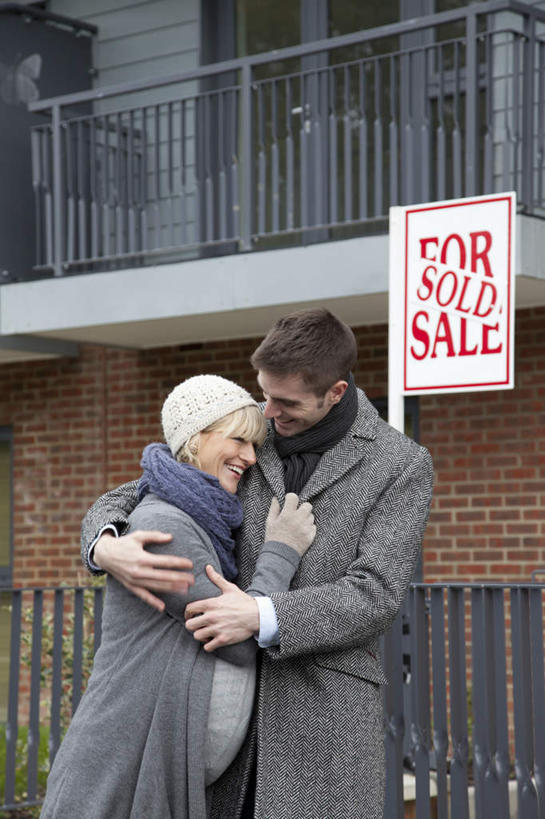 西方人,两个人,家庭,夫妻,家,栏杆,站,抱,笑,微笑,露齿笑,竖图,室外,白天,正面,爱情,指示牌,帽子,欧洲,欧洲人,服装,装饰,英文,标志,文字,字符,字母,房屋,屋子,围栏,浪漫,注视,休闲装,标识,护栏,楼房,住宅,衣服,围巾,观察,看,站着,休闲,温暖,温馨,一家人,休闲服,恩爱,恋人,服饰,围脖,抱着,观看,保暖,英文字母,华丽,点缀,和睦,察看,搂着,御寒,关注,衬托,美观,雅致,雅观,棉帽,男人,男性,年轻女性,女人,女性,中年男性,白种人,年轻人,夫妇,情侣,搂,搂抱,站立,半身,彩图,房子,伴侣,融洽