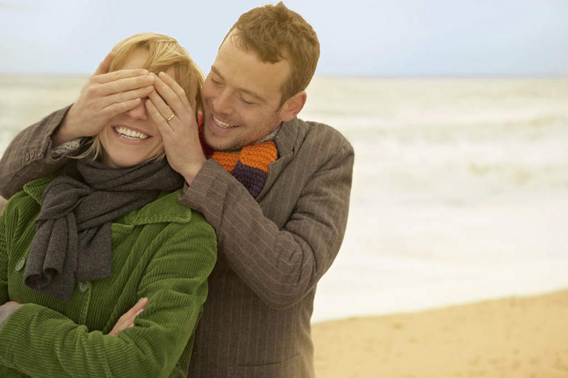 西方人,中年人,两个人,家庭,夫妻,站,笑,双手交叉,微笑,露齿笑,横图,室外,白天,正面,爱情,海浪,海洋,沙滩,欧洲,欧洲人,服装,装饰,沙子,海岸,浪花,沙地,浪漫,注视,休闲装,衣服,蓝色,蓝天,天空,海水,围巾,天,观察,看,站着,休闲,温暖,温馨,一家人,休闲服,恩爱,遮,遮掩,恋人,服饰,晴朗,围脖,观看,保暖,华丽,点缀,和睦,察看,掩盖,双手抱胸,遮挡,御寒,关注,海景,遮盖,万里无云,衬托,美观,雅致,雅观,掩饰,男人,男性,女人,女性,中年男性,中年女性,白种人,夫妇,情侣,大海,风浪,海,海水的波动,海滩,近岸浪,涌浪,晴空,晴空万里,站立,半身,彩图,伴侣,融洽