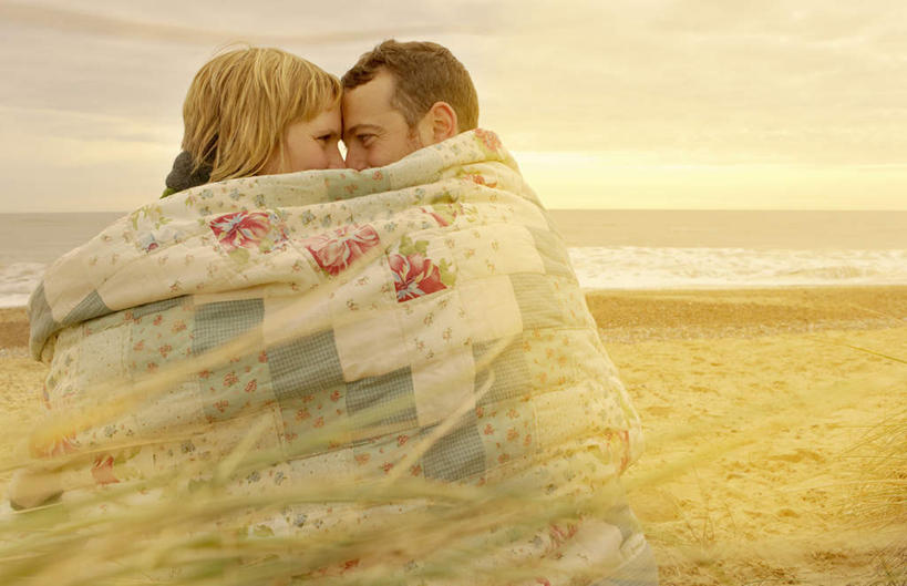 西方人,中年人,两个人,家庭,夫妻,坐,横图,室外,白天,正面,爱情,草地,植物,纺织品,欧洲,欧洲人,一条,阴影,服装,装饰,光线,毛毯,毯子,影子,浪漫,注视,休闲装,相视,草,纺织,衣服,绿色,阳光,垫子,观察,看,休闲,温暖,温馨,一家人,面对面,休闲服,恩爱,恋人,服饰,观看,对视,华丽,修饰,点缀,和睦,察看,互视,关注,相对,相看,衬托,美观,雅致,雅观,男人,男性,女人,女性,中年男性,中年女性,白种人,夫妇,情侣,坐着,半身,彩图,伴侣,融洽