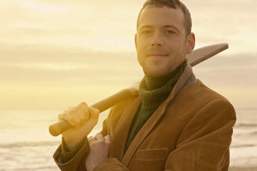 西方人,一个人,站,笑,微笑,横图,室外,白天,正面,海浪,海洋,日落,沙滩,欧洲,欧洲人,仅一个男性,仅一个人,仅一个中年男性,握,阴影,服装,光线,沙子,影子,海岸,浪花,晚霞,霞光,落日,沙地,拿,拿着,注视,休闲装,运动器械,球,一个,衣服,阳光,海水,黄昏,观察,看,站着,休闲,休闲服,健身器械,彩霞,握着,服饰,单个,观看,察看,关注,健身器材,海景,板球,夕照,男人,男性,中年男性,白种人,大海,风浪,海,海水的波动,海滩,近岸浪,涌浪,夕阳,站立,半身,彩图,斜阳,运动器材